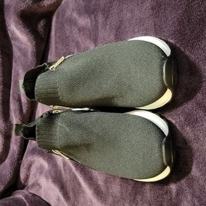 Steve Madden black and white side zip shoe